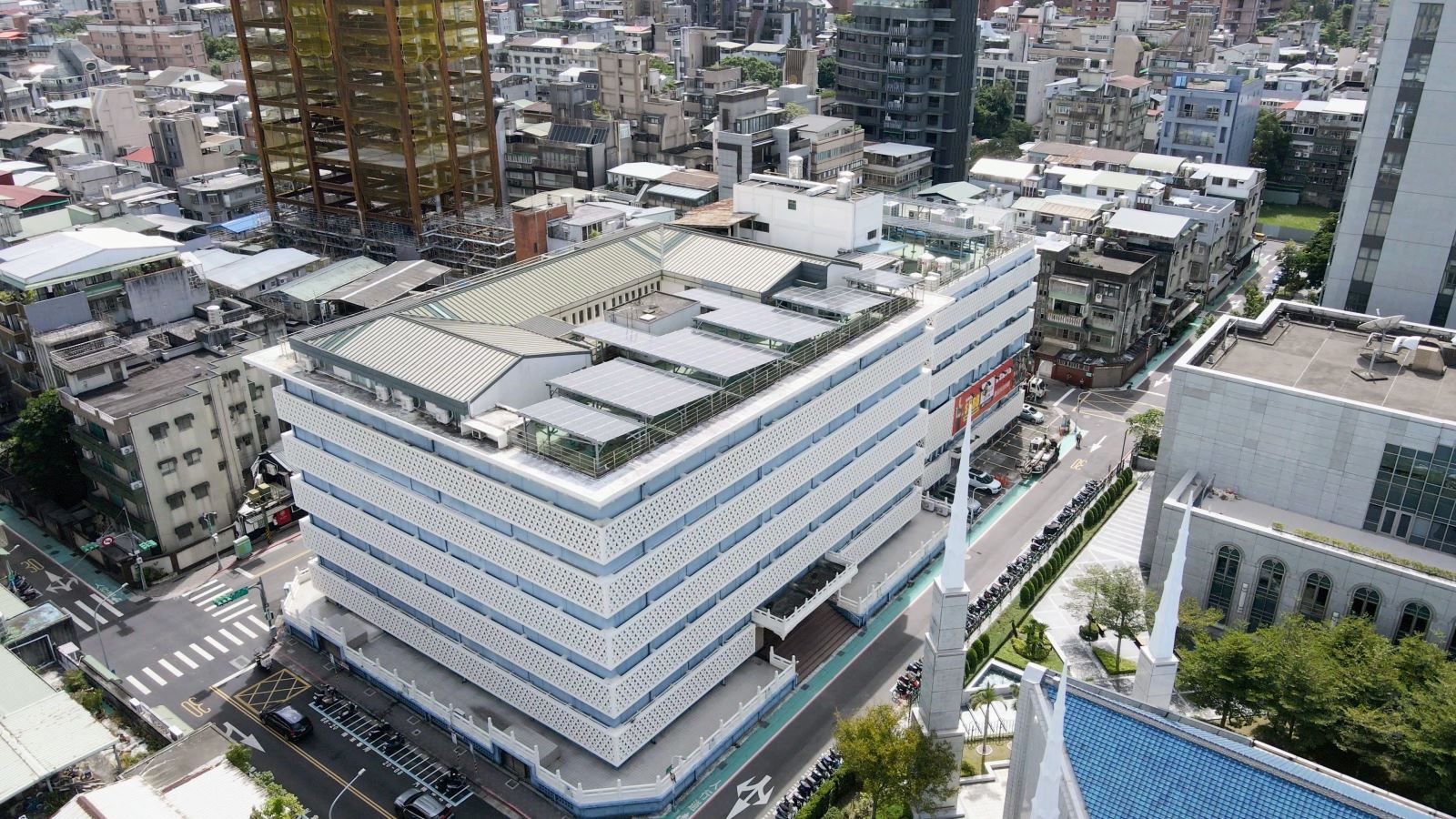校台北校園於今年啟用太陽能發電
