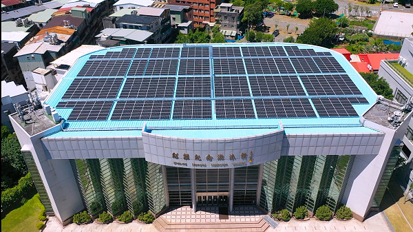 本校淡水校園紹謨紀念游泳館屋頂啟用太陽能發電