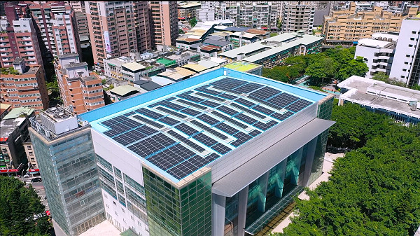 本校淡水校園紹謨紀念體育館屋頂啟用太陽能發電。
