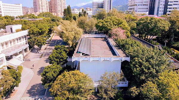 本校淡水校園行政大樓於今年啟用太陽能發電
